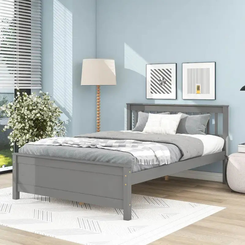 Graues Bett aus Kiefernholz in voller Größe mit Lattenkopf- und Fußteil - kein Boxspringbett erforderlich, Nachttisch inbegriffen