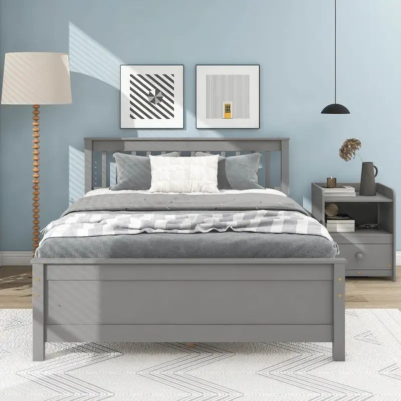 Graues Bett aus Kiefernholz in voller Größe mit Lattenkopf- und Fußteil - kein Boxspringbett erforderlich, Nachttisch inbegriffen