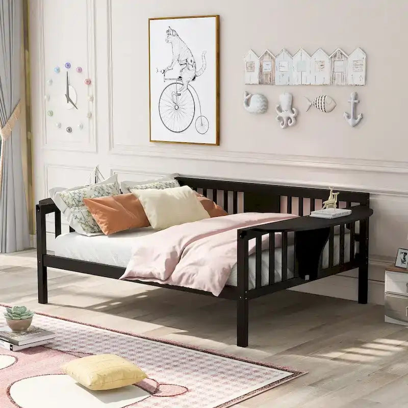 Tagesbett aus Holz in Doppelbettgröße mit kleinem Tisch und Holzlattenauflage, kein Boxspring erforderlich