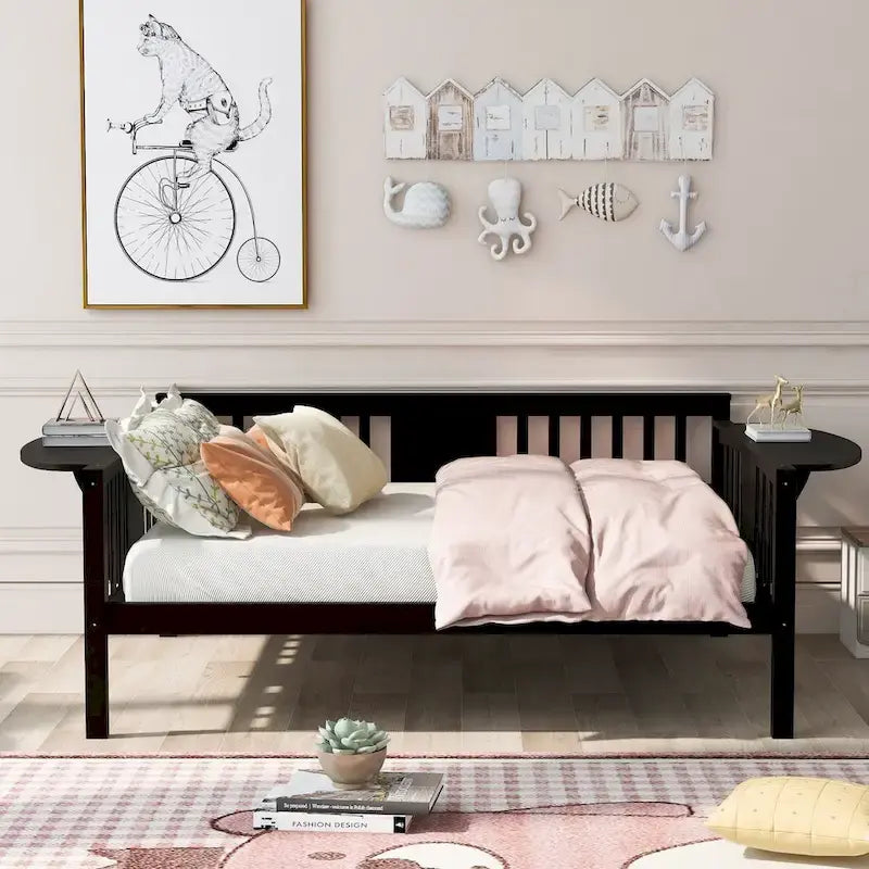Tagesbett aus Holz in Doppelbettgröße mit kleinem Tisch und Holzlattenauflage, kein Boxspring erforderlich