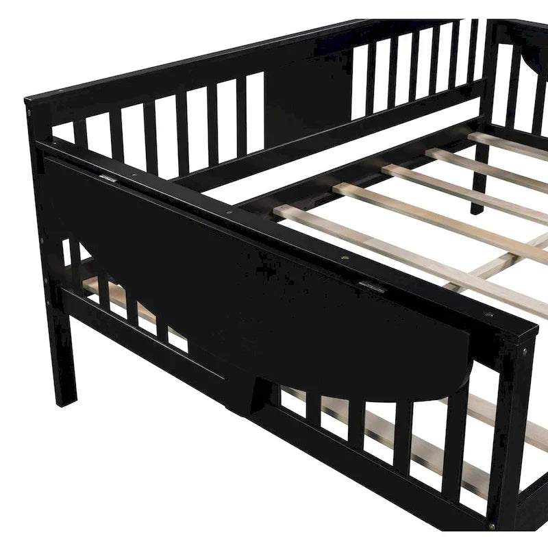 Tagesbett aus Holz in Doppelbettgröße mit kleinem Tisch und Holzlattenauflage, kein Boxspring erforderlich