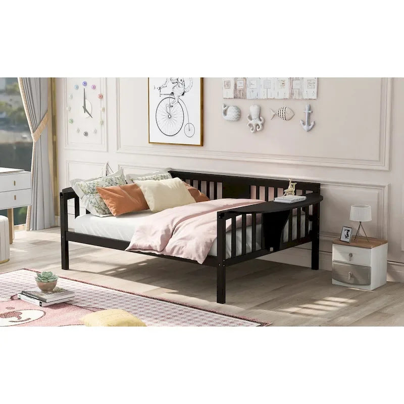 Tagesbett aus Holz in Doppelbettgröße mit kleinem Tisch und Holzlattenauflage, kein Boxspring erforderlich