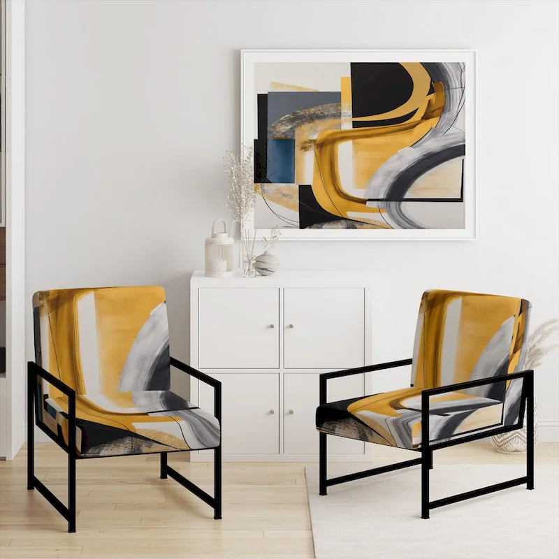 Gepolsterter dekorativer Stuhl/Sessel im modernen Stil in Gold und Schwarz.